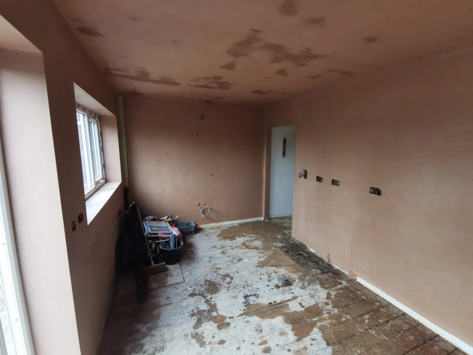 Kitchen walls and ceiling during plastering